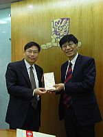 台灣元智大學校長彭宗平教授（中）向香港中文大學副校長楊綱凱教授（右）致送紀念品